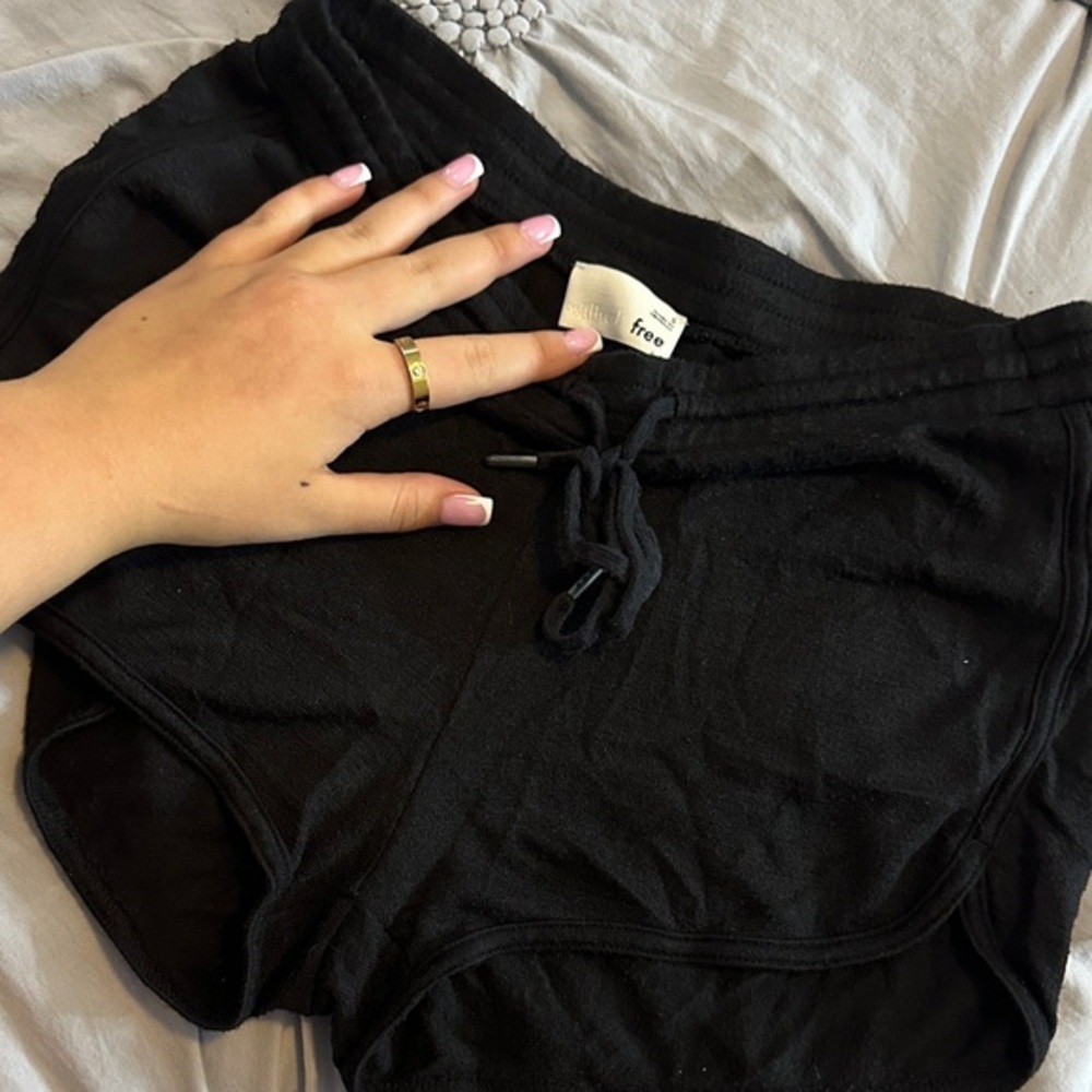 (ARIZTIA) Black Shorts